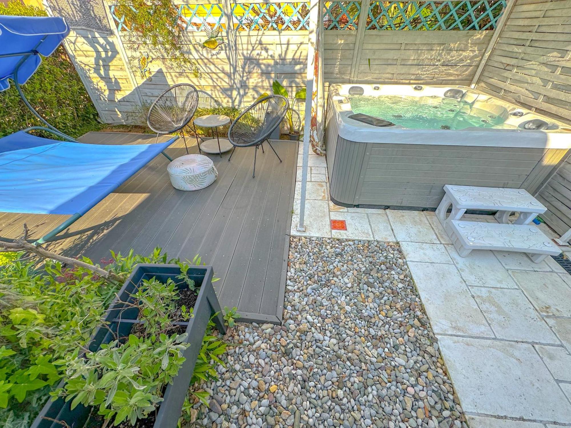 Beachfront House With Private Jacuzzi And Garden Zadar Bagian luar foto