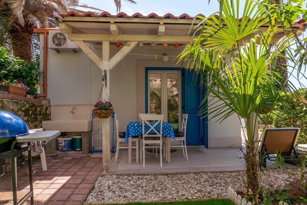 Beachfront House With Private Jacuzzi And Garden Zadar Bagian luar foto